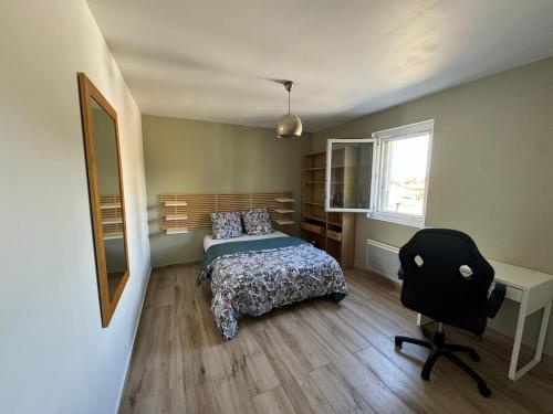 une chambre avec un lit, un bureau et une chaise dans l'établissement Morgiou Sormiou Marseille T4 climatisé familial - 3 Chambres - Terrasse bois - jardin privatif - Calanques à pied - Plages & Vélodrome à 10 min - Idéal Familles & Randonneurs & Grimpeurs - Escalade à 5 min - Marseille Sud, à Marseille