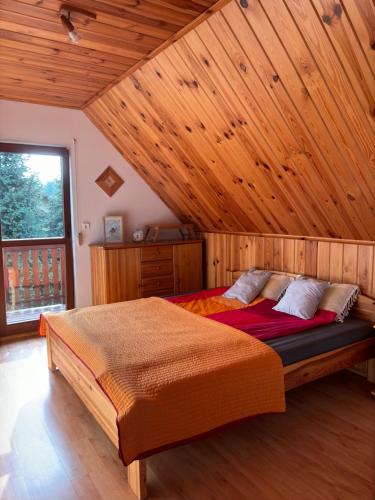 Postel nebo postele na pokoji v ubytování Domek Nad Wodospadem okolice Brennej