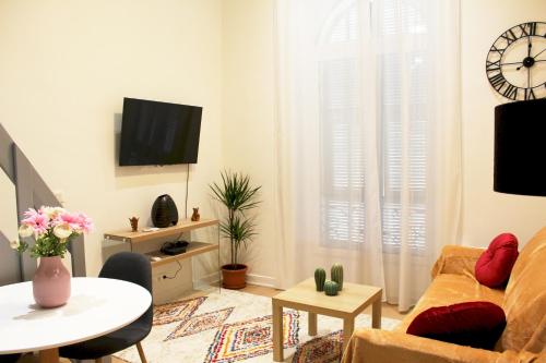 TV a/nebo společenská místnost v ubytování Lofty - Massena sq - 5 min walk Beach