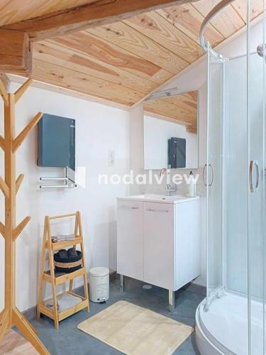 une salle de bain avec une douche, un lavabo et des toilettes dans l'établissement Aux sources de lesquire maison 5 chambres 5 salles de bains , 11 personnes, à Saugnacq-et-Muret