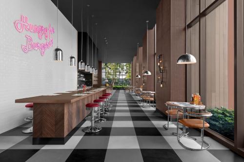 a restaurant with a black and white checkered floor at Courtyard by Marriott Bangkok Suvarnabhumi Airport in Lat Krabang