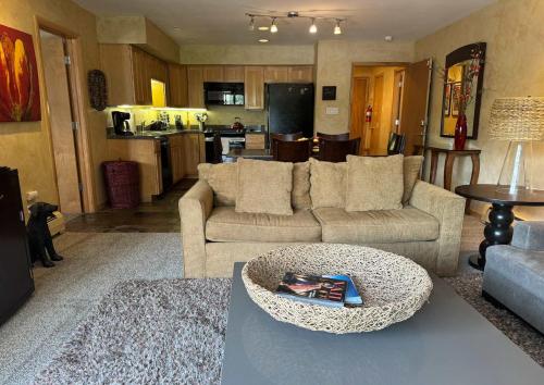 Gallery image of Best location in the heart of lions head, Ski lockers, jacuzzi and pool in Vail
