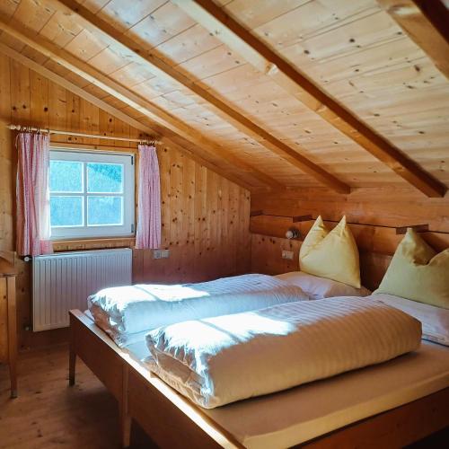 a bedroom with two beds in a log cabin at Villa Andre in Tires