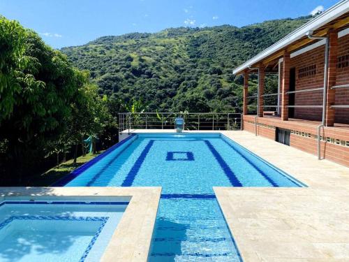 Bazén v ubytování Finca con Piscina y Jacuzzi Privado nebo v jeho okolí
