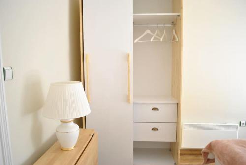 a lamp on a dresser next to a closet at Maris Alsancak City Center in Konak