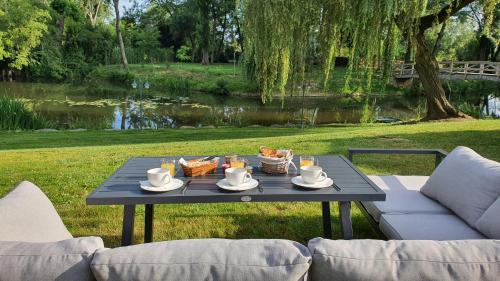 Vườn quanh Au fil de l'eau