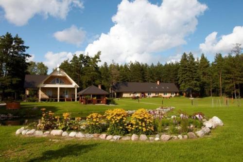 un jardín con flores frente a una casa en Seedri Guesthouse en Võru