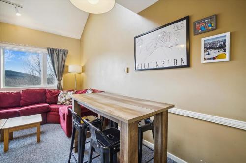 Posezení v ubytování Cozy,1 bedroom loft condo! Ski back trails, shuttle& Sports center Highridge E11