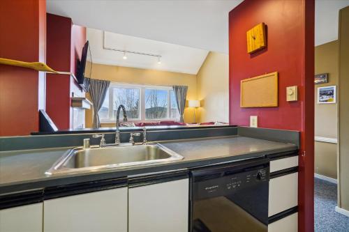Kuchyň nebo kuchyňský kout v ubytování Cozy,1 bedroom loft condo! Ski back trails, shuttle& Sports center Highridge E11