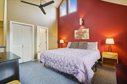 Postel nebo postele na pokoji v ubytování Cozy,1 bedroom loft condo! Ski back trails, shuttle& Sports center Highridge E11