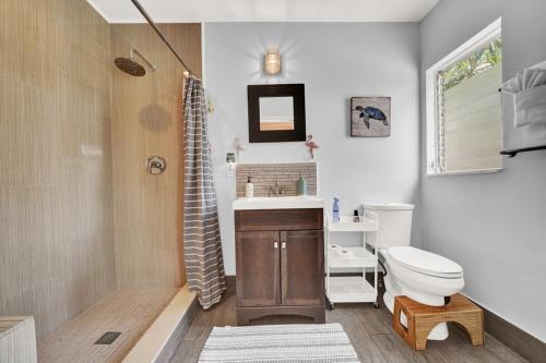 Ένα μπάνιο στο 2-cottage Downtown Oasis, Poolspa By Pmi