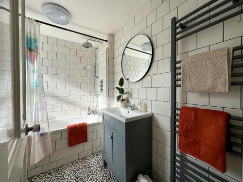 Ένα μπάνιο στο NEW Spacious Family Home with Parking & Garden - Sleeps 6 - Perfect for Families