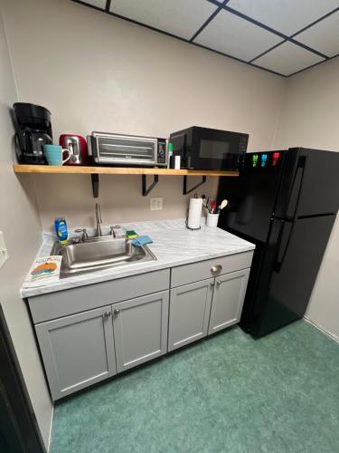 Kuchyň nebo kuchyňský kout v ubytování Oakland Express Motel