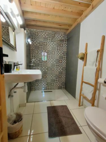 a bathroom with a sink and a toilet at La Maison des Amis in Fez