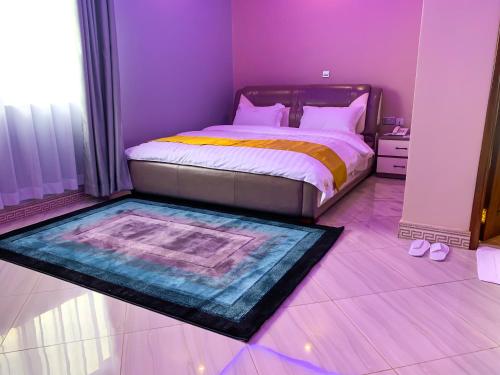 a bedroom with a bed and a tub in the floor at Das Berliner Hotel in Bulenga