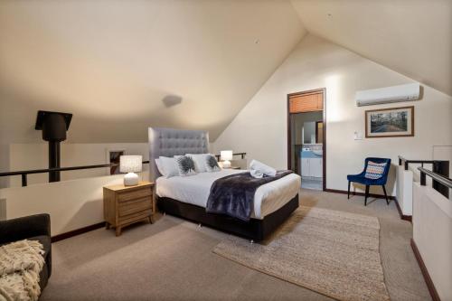 1 dormitorio con cama extragrande y sofá en Sidney Laine, en Margaret River Town