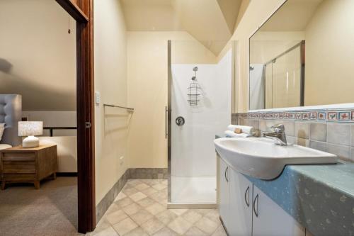 un baño con lavabo y ducha en Sidney Laine, en Margaret River Town