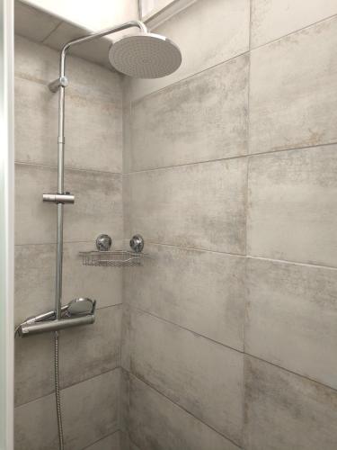 une douche avec pommeau de douche dans une salle de bain dans l'établissement F1 200 metre de la GARE, à Perpignan