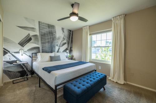 une chambre avec un lit et un ventilateur de plafond dans l'établissement Mesa Garnet, à Mesa