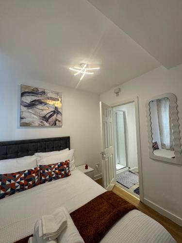 Ένα ή περισσότερα κρεβάτια σε δωμάτιο στο Southampton Cozy 1bedroom