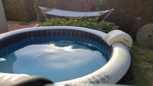 un bain à remous avec une fontaine dans l'arrière-cour dans l'établissement Maison indépendante 24h du Mans, à Arnage