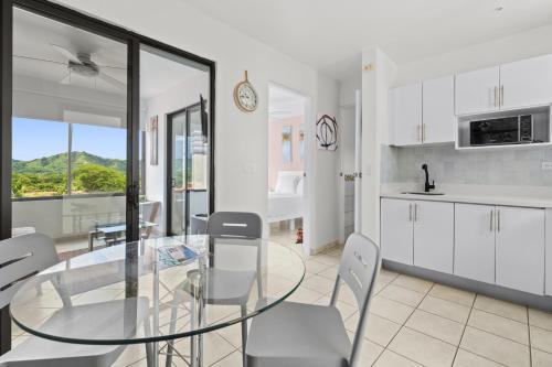 Tropical Gardens Suites and Apartmentsにあるキッチンまたは簡易キッチン