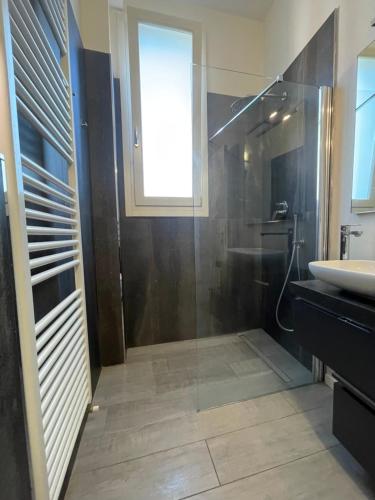 Un baño con ducha de cristal y lavabo. en Balsamico Suites 2 - Near Ferrari Museum & Railway, en Módena