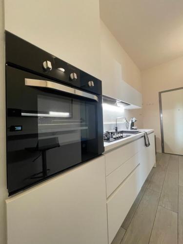 y cocina con fogones en blanco y negro. en Balsamico Suites 2 - Near Ferrari Museum & Railway, en Módena