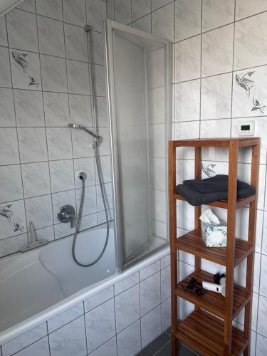 Ένα μπάνιο στο Gemütliche Ferienwohnung in Rödermark