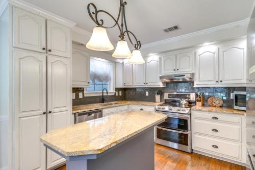 Afbeelding uit fotogalerij van Peaceful Fairhope Cottage with Covered Patio! in Fairhope