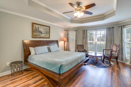 Giường trong phòng chung tại Peaceful Fairhope Cottage with Covered Patio!