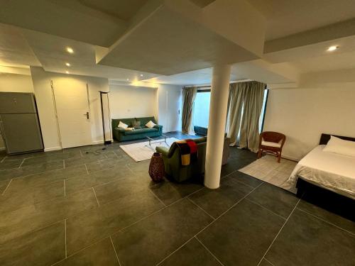 une chambre d'hôtel avec un lit et un canapé dans l'établissement Appartement privé 90m2, 1 chambre, proche centre Aix en Provence, à Aix-en-Provence