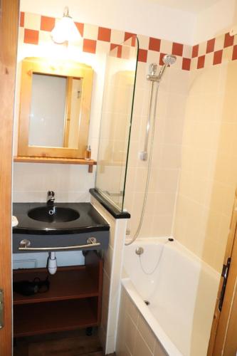 une petite salle de bain avec un lavabo et une douche dans l'établissement Résidence Themis - Studio pour 4 Personnes 21, à Mâcot La Plagne