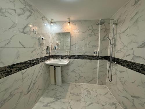 Bilik mandi di Hotel Grand Paris
