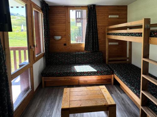 - une petite chambre avec des lits superposés dans une cabine dans l'établissement Résidence Aigue-marine - Studio pour 4 Personnes 83, à Mâcot La Plagne