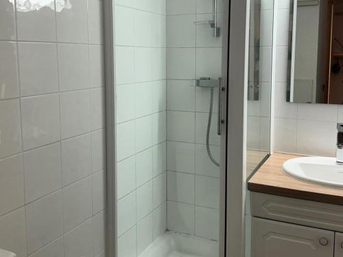 une salle de bain avec douche et lavabo dans l'établissement Résidence Aigue-marine - Studio pour 4 Personnes 83, à Mâcot La Plagne