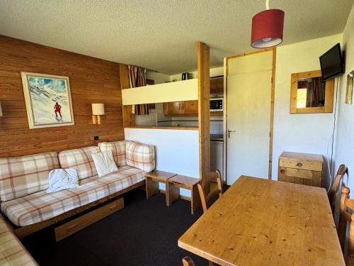 un salon avec un canapé et une table dans l'établissement Résidence Turquoise - 2 Pièces pour 5 Personnes 93, à Mâcot La Plagne