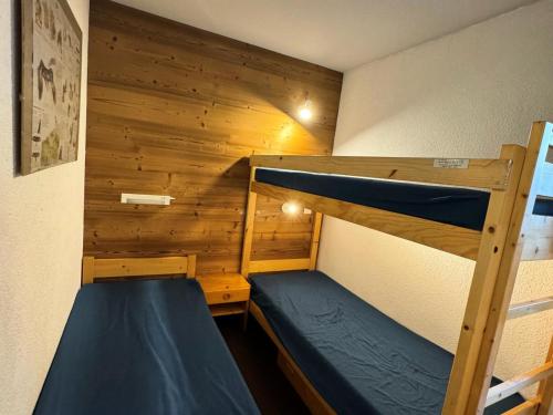 une chambre avec deux lits superposés dans l'établissement Résidence Turquoise - 2 Pièces pour 5 Personnes 93, à Mâcot La Plagne