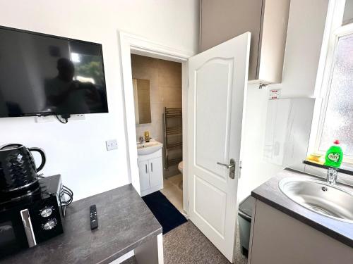 Η κουζίνα ή μικρή κουζίνα στο Unique Modern, Private Apartment,15 Mins To Central London