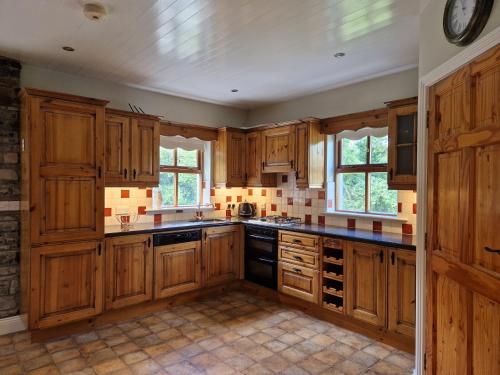 Una cocina o cocineta en Elegant Traditional Family House Tralee Ring of Kerry