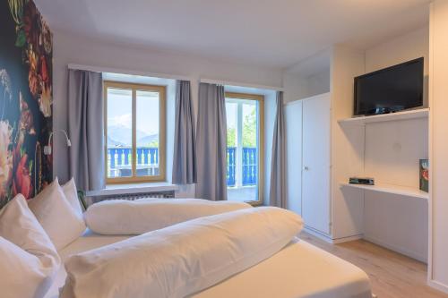 Postel nebo postele na pokoji v ubytování Hotel Seehof Laax
