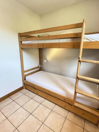 - 2 lits superposés dans un dortoir avec une échelle dans l'établissement Résidence Le Schuss 1 - Grande terrasse sud au pied des pistes de l'Espace Diamant MAE-3204, à Notre-Dame-de-Bellecombe