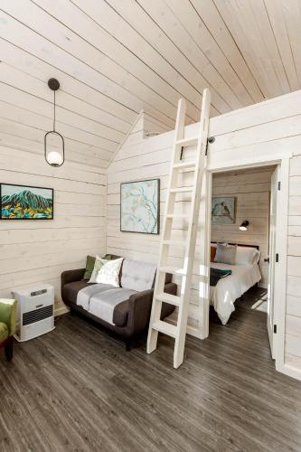 Un dormitorio con una litera y una escalera. en BlueWater BaseCamp, en Anchorage