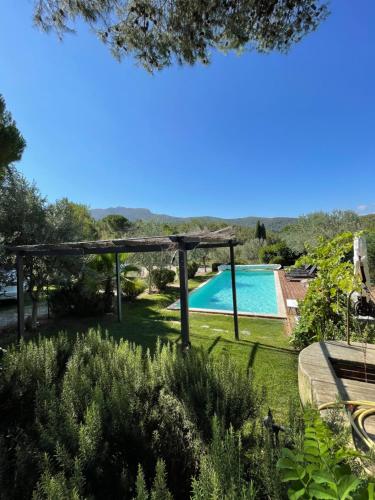 a view of the garden and swimming pool at Domaine entier au havre de paix 4 chambres in Vauvenargues