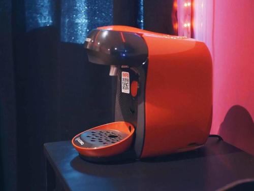 Un grille-pain est installé au-dessus d'une table. dans l'établissement Red Room - Olympe Suites & Spa Lille, Croix, Roubaix, à Croix