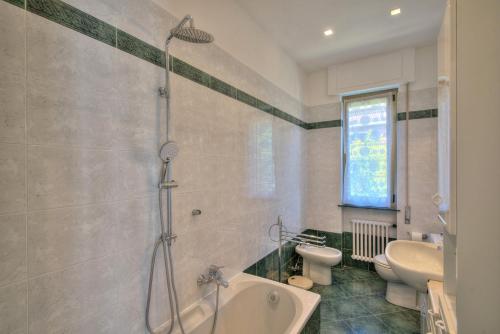 Salle de bains dans l'établissement Nel Verde Family Suite