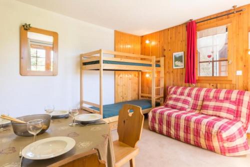 - un salon avec un canapé et des lits superposés dans l'établissement Résidence La Porte De Montchavin - En plein coeur de Montchavin studio coquet MAE-9224, à Aime La Plagne
