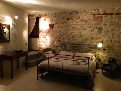 Tempat tidur dalam kamar di Locanda La Campana