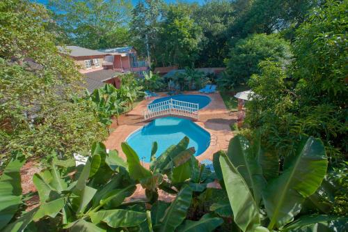 an overhead view of a swimming pool in a garden at Hotel Posada La Sorgente in Puerto Iguazú