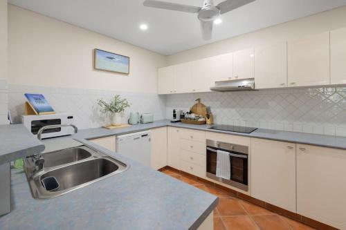 Η κουζίνα ή μικρή κουζίνα στο Cozy Heaven in Leafy Larrakeyah